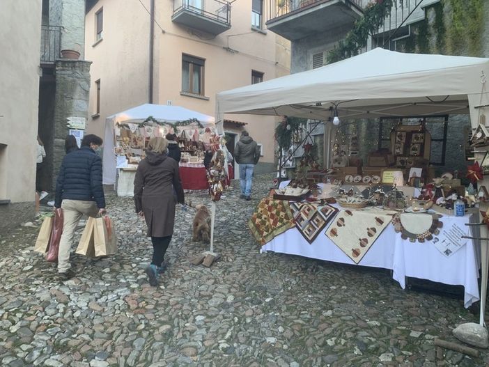 Torna la magia del Natale alla Rasa: tutto pronto per l'edizione 2022 delle "lucine"