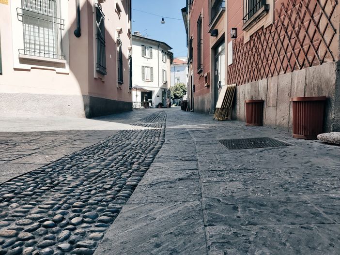 Macchie sulla pavimentazione del centro città, mistero sull’origine Macchie sulla pavimentazione del centro città, mistero sull’origine