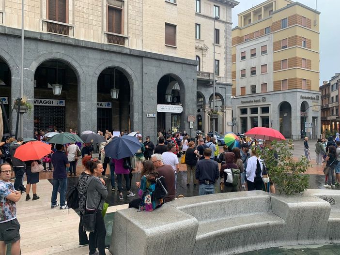 Varese, i no green pass di nuovo in piazza per protestare