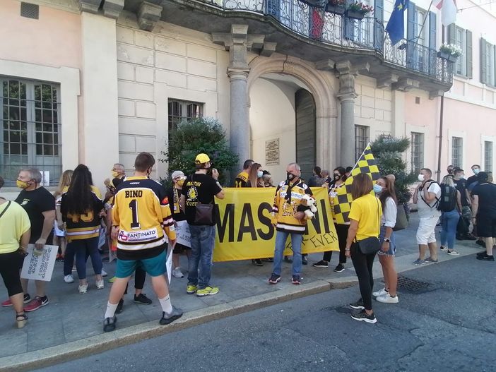 VIDEO. Palaghiaccio, tifosi dei Mastini e famiglie sotto Palazzo Estense. «Ci aspettavamo risposte da sindaco e assessore ma qui non c'è nessuno»