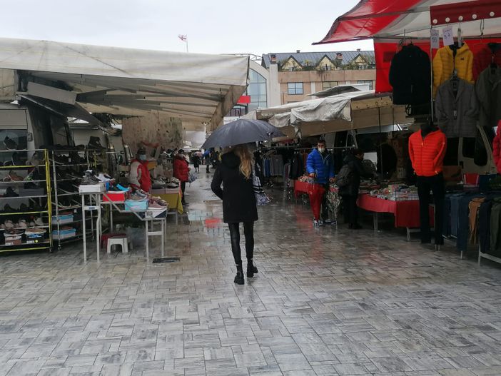 FOTO. Il mercato riapre sotto l'acqua e in piazza Repubblica si formano le piscine