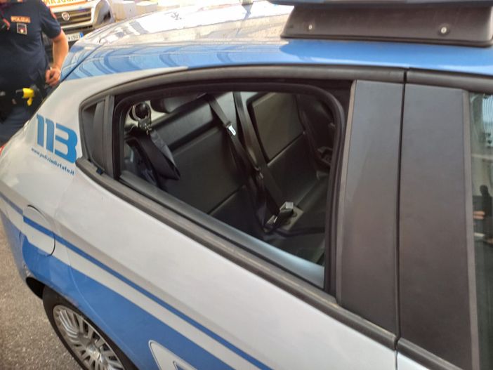 Poliziotto morso da un esagitato, il Siulp denuncia: «Ci vuole il taser per tutti»