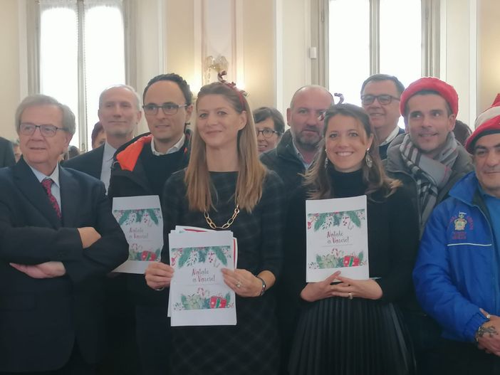 Varese accende il Natale, da sabato sarà magia: mercatini, luminarie, sfilate e i Giardini Estensi come non li avete mai visti