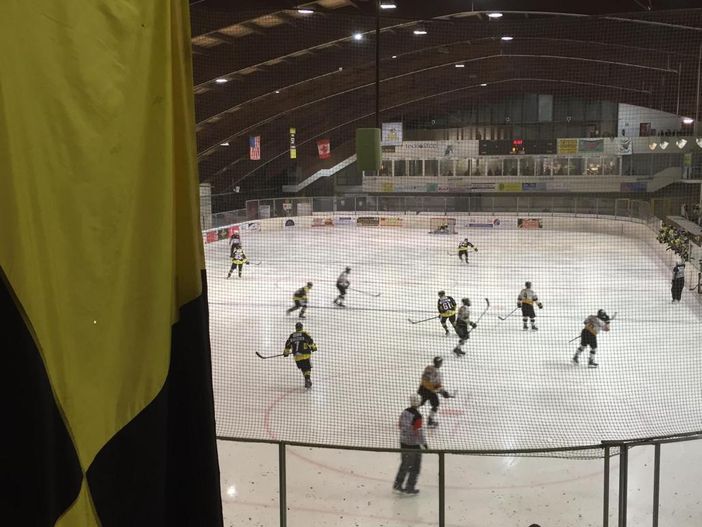 La pista del palaghiaccio di Varese vista dalla curva Nord durante una partita dei Mastini dell'hockey