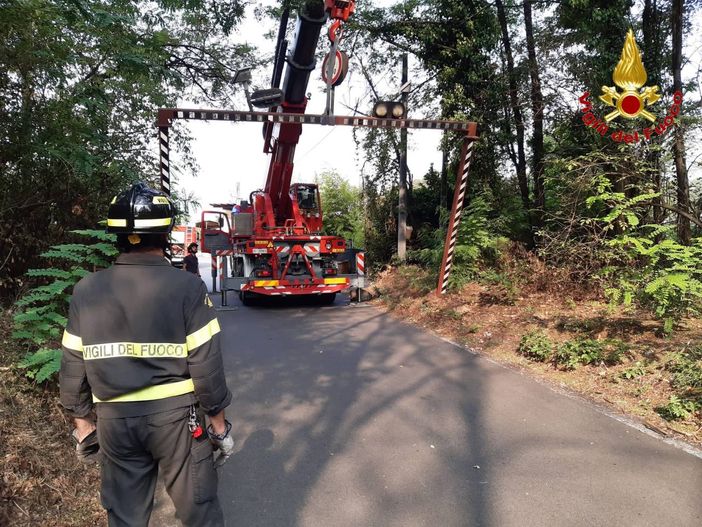 Vergiate, portale stradale rischia di rovinare sull'asfalto. I vigili del fuoco mettono in sicurezza l'area Vergiate, portale stradale rischia di rovinare sull'asfalto. I vigili del fuoco mettono in sicurezza l'area