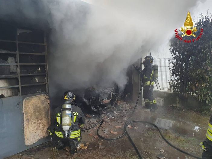 FOTO. Vergiate, incendio in un box: auto distrutta dalle fiamme FOTO. Vergiate, incendio in un box: auto distrutta dalle fiamme