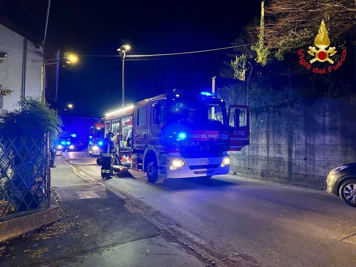 FOTO. Edificio in fiamme in via Gozzi a Varese: incendio domato dai vigili del fuoco