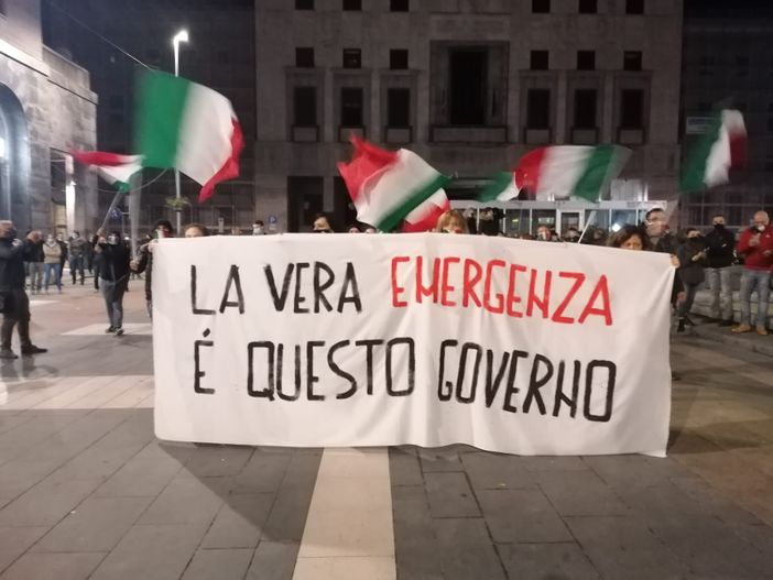 VIDEO E FOTO. In piazza Monte Grappa la rabbia e la protesta. «La gente riempie le piazze perché ha paura di morire di fame»