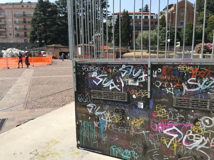 «Mio figlio picchiato perché non ha voluto leccare i piedi a un coetaneo. In piazza Repubblica vedo troppi ragazzi abbandonati»