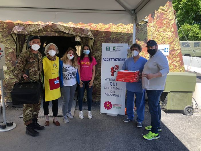 Pizze gratis per volontari, militari e operatori sanitari dell'hub della Schiranna Pizze gratis per volontari, militari e operatori sanitari dell'hub della Schiranna