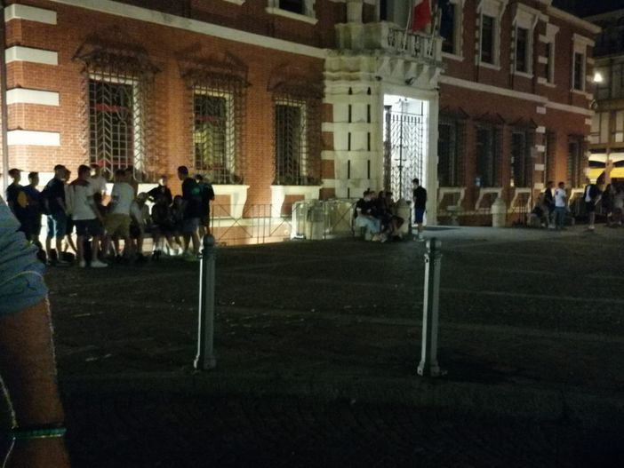 Presidio fisso davanti al Tribunale, vigili e polizia sorvegliano la movida "giovane"