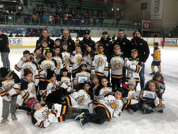 Nella foto di Raissa Fontana il gruppone degli under 9 e under 11 gialloneri al Memorial Ciaz di Torre Pellice Nella foto di Raissa Fontana il gruppone degli under 9 e under 11 gialloneri al Memorial Ciaz di Torre Pellice