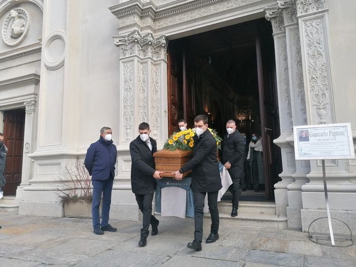 VIDEO. Chiesa gremita, lacrime e un tenero applauso per l'ultimo saluto a Giancarlo Pignone. «La sua generosità ci guiderà per sempre»