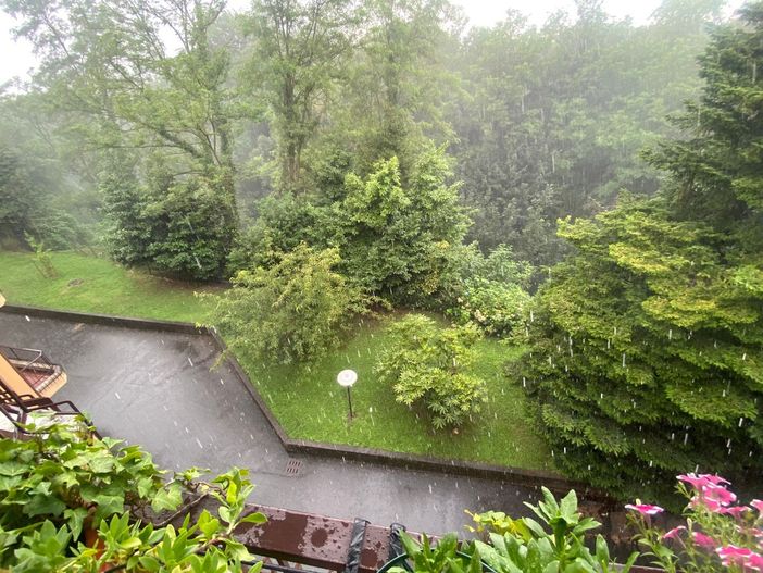 Breve diluvio nel quartiere di Bizzozero a Varese attorno alle 17.30 di oggi, domenica 21 luglio