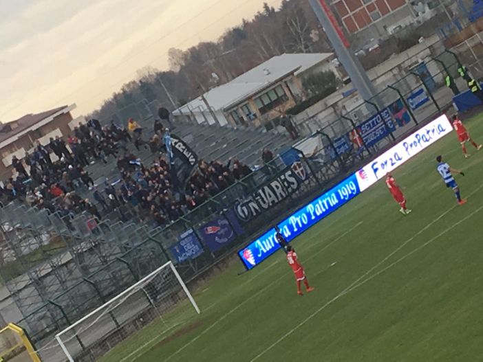 La curva del Novara insulta i bustocchi e sotto scorre il messaggio luminoso “Forza Pro Patria”. Anche questo è derby