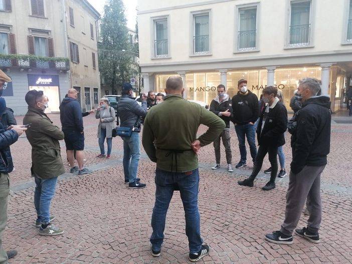 Bar e ristoranti chiusi, monta la protesta e il gruppo si allarga