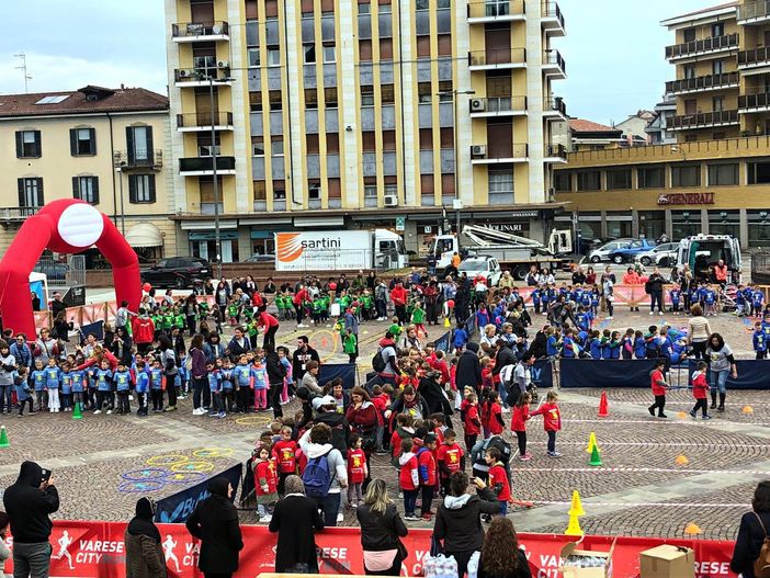 La carica dei 400 bambini invade piazza Repubblica per le Pulciniadi La carica dei 400 bambini invade piazza Repubblica per le Pulciniadi
