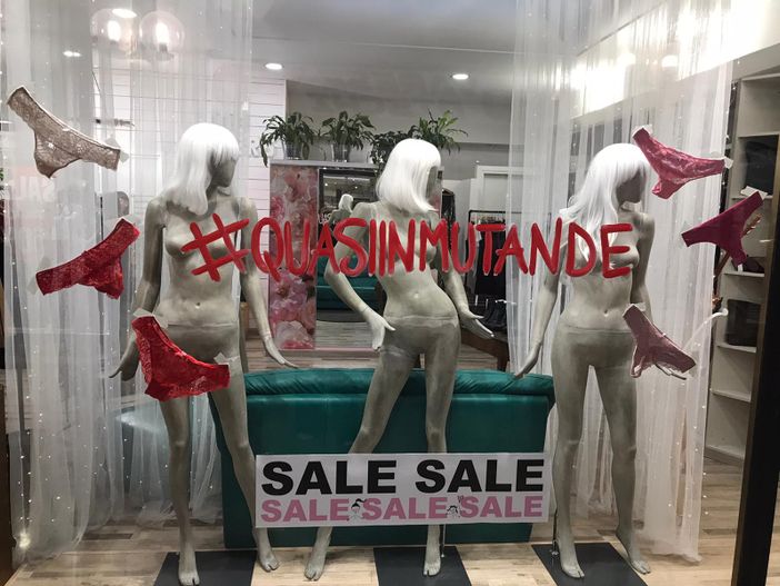 FOTO. «Siamo quasi in mutande»: la protesta dei commercianti di Galleria Manzoni lascia il segno FOTO. «Siamo quasi in mutande»: la protesta dei commercianti di Galleria Manzoni lascia il segno