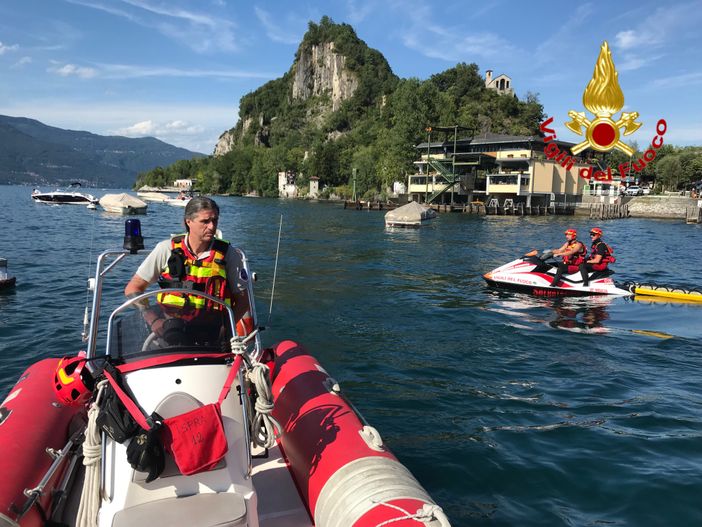 Scompare un uomo: si cerca tra le acque del lago Maggiore a Caldè Scompare un uomo: si cerca tra le acque del lago Maggiore a Caldè