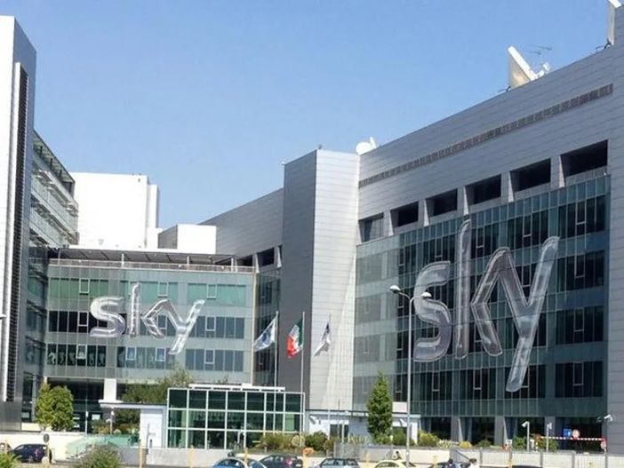 Abitava a Germignaga l'uomo morto dopo la tentata intrusione nella sede di Sky. Disposta l'autospia, indagate le due guardie