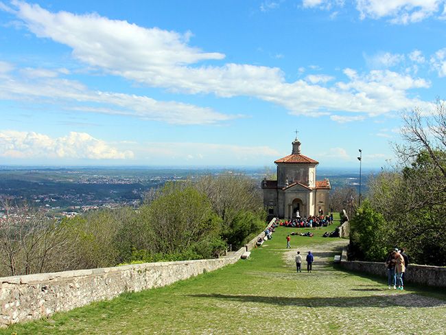 Sacro Monte, i negozianti dettano le priorità: segnaletica, viabilità e informazione