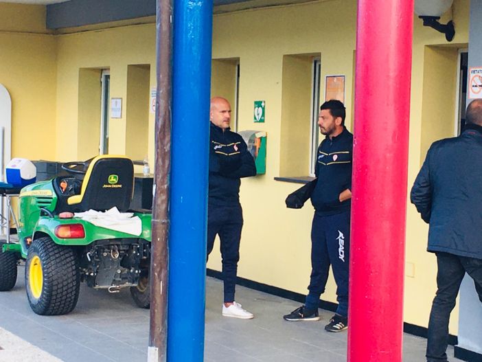 Sassarini fuori dagli spogliatoi di Sestri Levante dopo aver parlato alla squadra