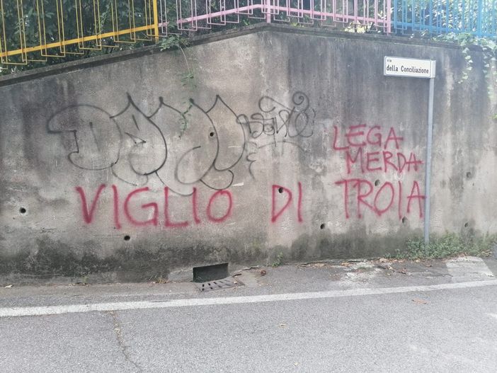 Varese, scritta contro il commissario cittadino della Lega sui muri esterni di un asilo a Casbeno