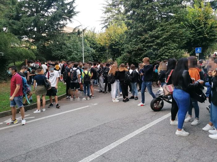 Dal Cairoli all'Isis, così gli studenti si sono ripresi Varese e il futuro. Le mamme fuori dal Classico: «C'è emozione e un po' tensione, ma non per il Covid» Dal Cairoli all'Isis, così gli studenti si sono ripresi Varese e il futuro. Le mamme fuori dal Classico: «C'è emozione e un po' tensione, ma non per il Covid»