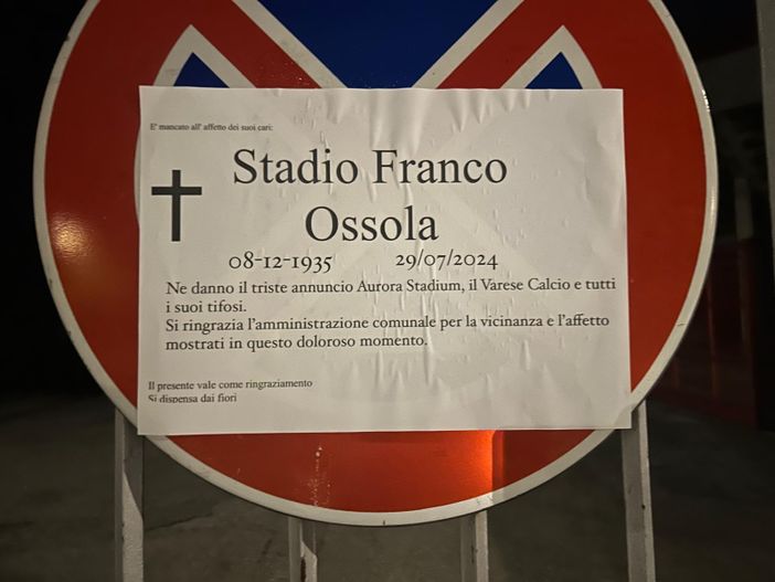 Il cartello comparso fuori dal Franco Ossola oltre a uno striscione contro l'amministrazione comunale