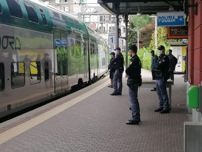 In stazione con un coltello a serramanico e mille euro in tasca, 15enne denunciato In stazione con un coltello a serramanico e mille euro in tasca, 15enne denunciato