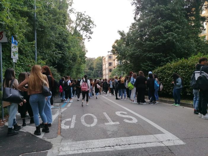Scuole superiori, Varese riprova a coordinare un piano per concludere l'anno in presenza