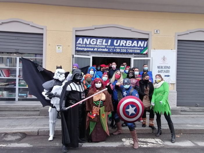 Supereroi per i senza tetto. Generi alimentari, coperte e vestiti donati agli Angeli Urbani