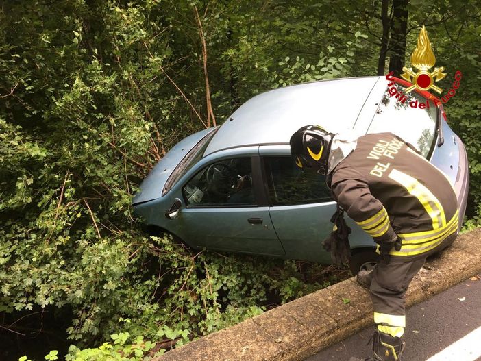 Auto nella scarpata, paura per una ragazza a Cuvio Auto nella scarpata, paura per una ragazza a Cuvio