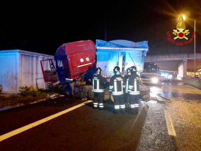 Incidente sulle 336 di Malpensa: camion contro vasca antincendio, migliaia di litri d'acqua in strada Incidente sulle 336 di Malpensa: camion contro vasca antincendio, migliaia di litri d'acqua in strada