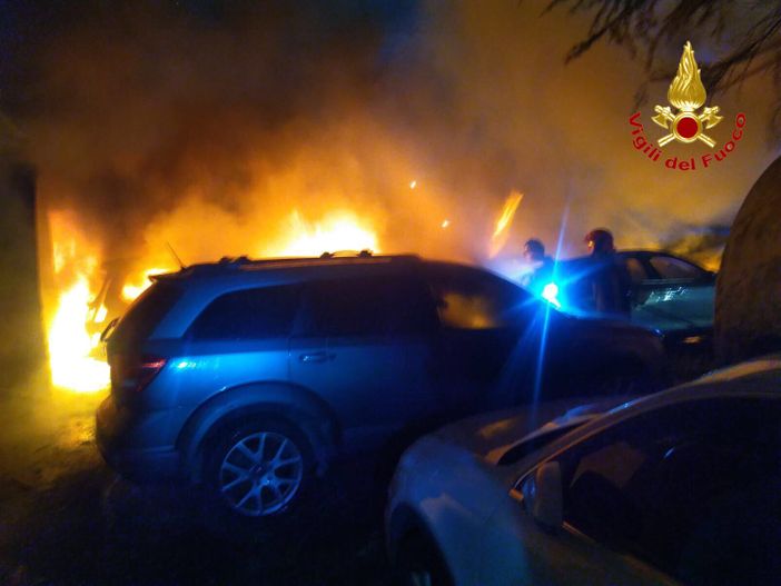 FOTO. Fiamme nella notte: incendio devasta dieci auto in un posteggio