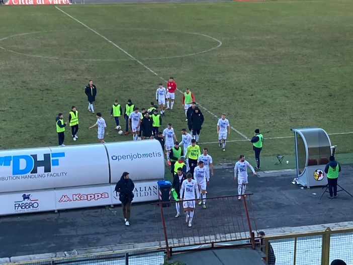 L'uscita dal campo dei giocatori, comunque applauditi dal poco pubblico presente al Franco Ossola