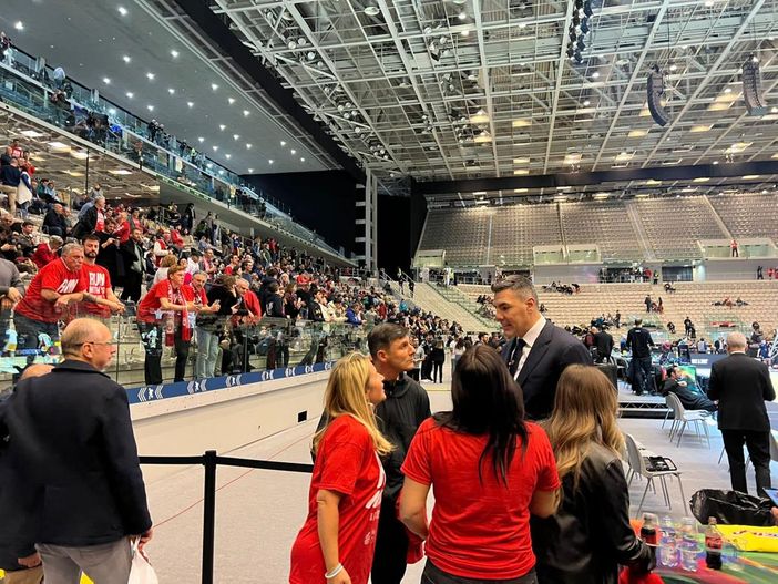 VIDEO DA BRIVIDI. "Forza Varese!": Scola, Zanetti e mille tifosi spingono l'Openjobmetis che scende in campo così