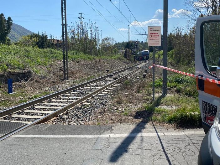 VIDEO. Omegna, muore investito dal treno nella zona del passaggio a livello VIDEO. Omegna, muore investito dal treno nella zona del passaggio a livello