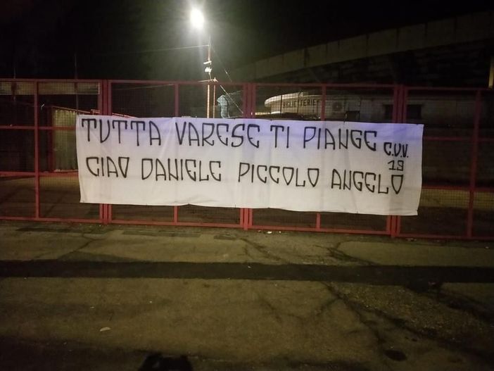 "Tutta Varese ti piange, ciao Daniele piccolo angelo. Ora gioca lassù felice e sereno": striscione della curva del Varese fuori dallo stadio "Tutta Varese ti piange, ciao Daniele piccolo angelo. Ora gioca lassù felice e sereno": striscione della curva del Varese fuori dallo stadio
