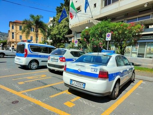Diano Marina, 85enne del Varesotto ritrovato e salvato dalla polizia locale Diano Marina, 85enne del Varesotto ritrovato e salvato dalla polizia locale