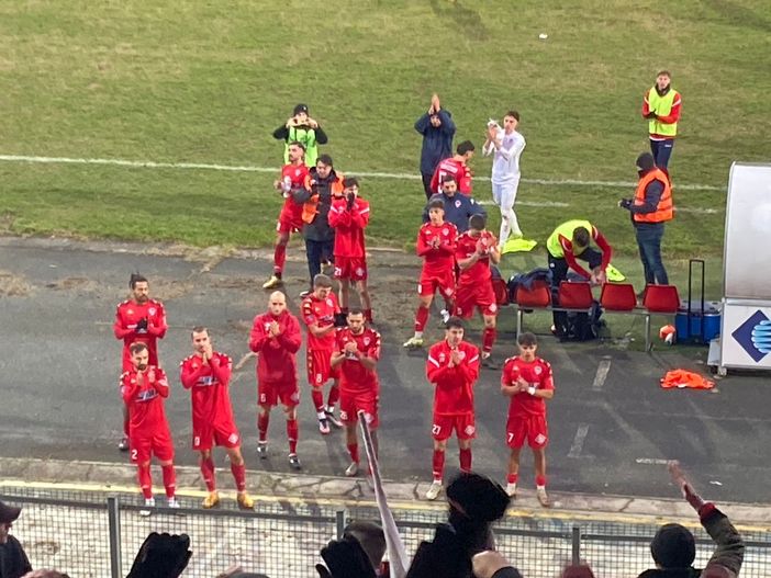 Anche alla fine la curva applaude i biancorossi Anche alla fine la curva applaude i biancorossi
