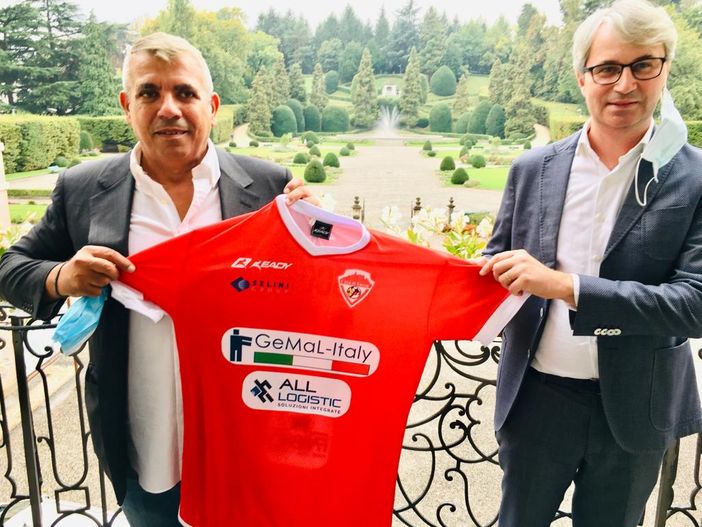 Filippo Lo Pinto, main sponsor e vice presidente (conserva la stessa carica anche Stefano Pertile), sul balcone della sala Matrimoni di Palazzo Estense con la nuova maglia biancorossa