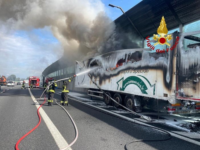 Il rimorchio del tir in fiamme sull'autostrada A4 nei pressi di Milano Il rimorchio del tir in fiamme sull'autostrada A4 nei pressi di Milano