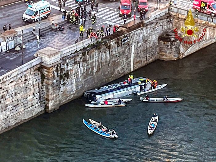 L'autobus finito nel Po a Torino