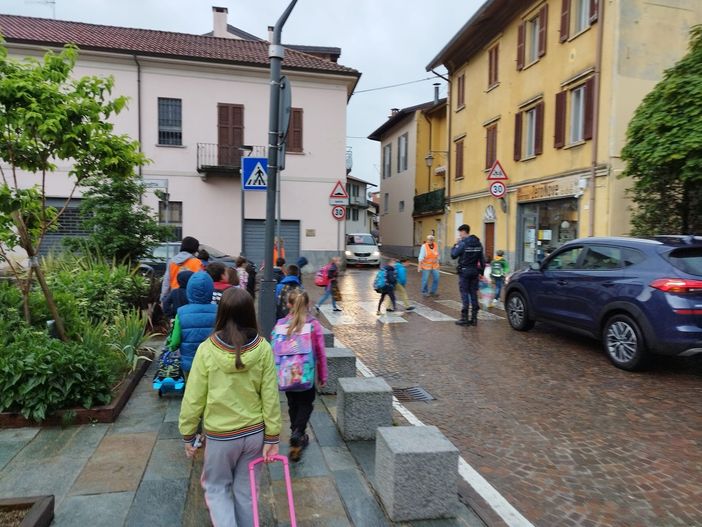 Il pedibus in funzione per le vie del centro di Comerio Il pedibus in funzione per le vie del centro di Comerio