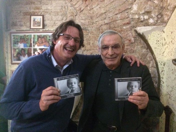 Francesco Pellicini con Gigi Riva nel ristorante preferito di Rombo di Tuono a Cagliari nel 2017 (foto dalla pagina Facebook dell'artista luinese)