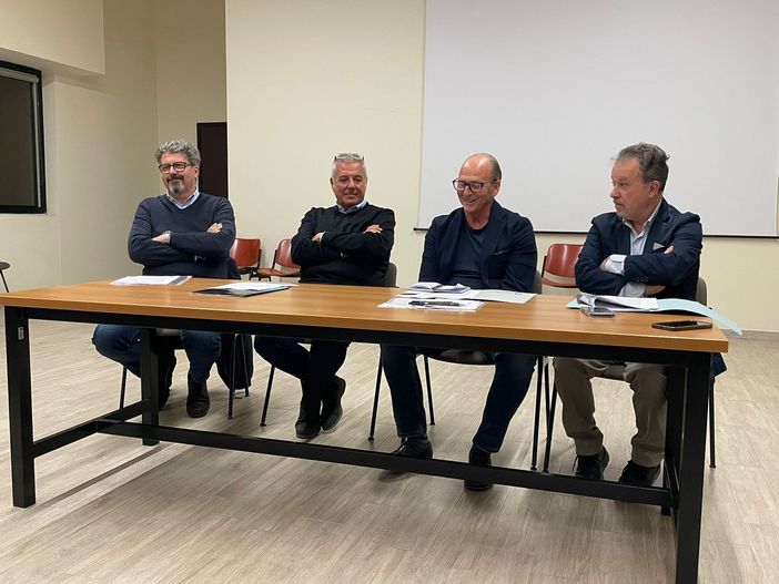 Elezioni Gavirate. Il confronto dei candidati sindaci con i commercianti: «Decoro urbano, sicurezza, parcheggi, turismo, eventi le priorità»