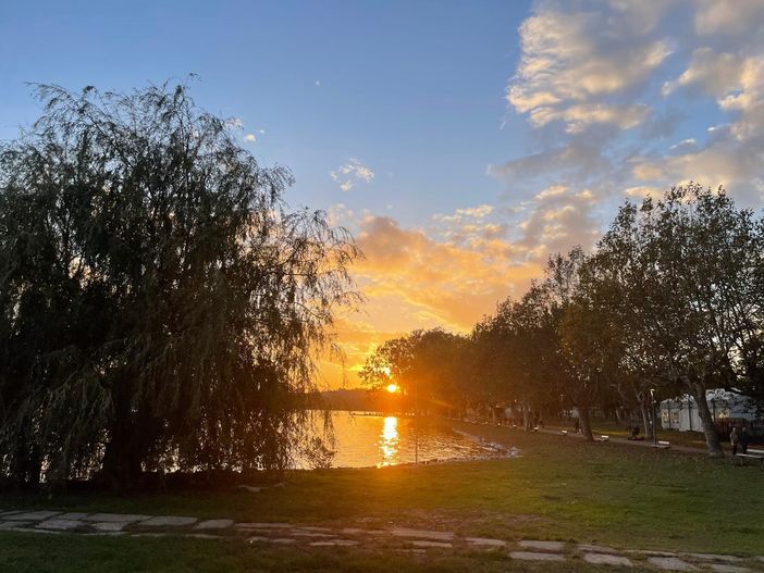 Una splendida immagine del lungolago di Gavirate