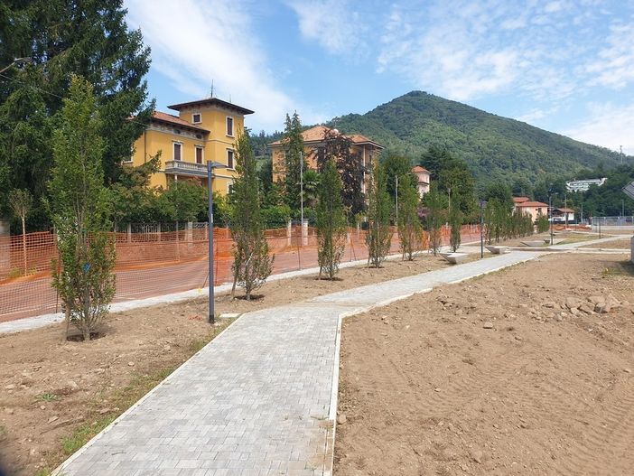 Foto di repertorio dei lavori eseguiti al parco della stazione di Induno Olona