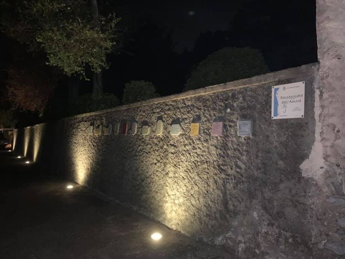 Domenica sul lungolago di Ispra la cerimonia di posa delle piastrelle del concorso dedicato a Mario Berrino Domenica sul lungolago di Ispra la cerimonia di posa delle piastrelle del concorso dedicato a Mario Berrino